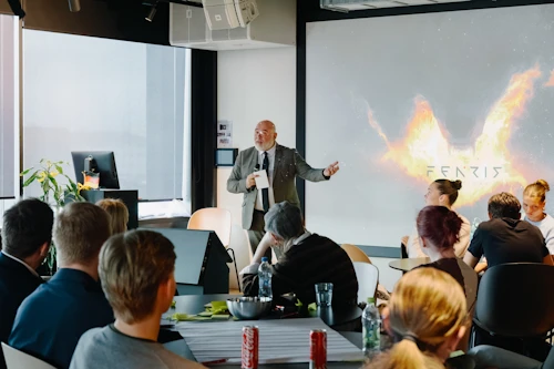  Ráðherra hlýddi á kynningar nemanda á vísinda og nýsköpunarþingi.