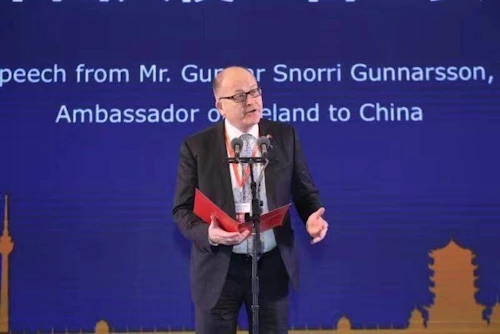 Gunnar Snorri Gunnarsson sendiherra ávarpar ferðamálakaupstefnu í Wuhan borg.