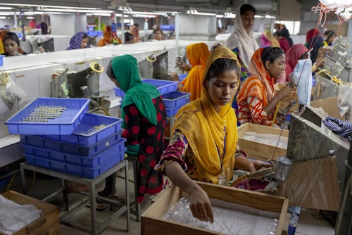 Konur við störf í verksmiðju í Bangladesh.