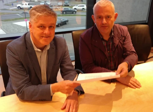 Benedikt Jóhannesson afhenti Þorsteini Gunnarssyni, sveitarstjóra Skútustaðahrepps, bréfið í dag.
