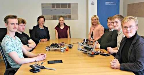 Hannes Árni Hannesson, Uggi Gunnar Bjarnason, Selma Árnadóttir ráðgjafi ráðherra, Kristín Ingibjörg Magnúsdóttir, Lilja Alfreðsdóttir mennta- og menningarmálaráðherra, Kormákur Atli Unnþórsson þjálfari, Ásþór Björnsson og Eyþór Máni Steinarsson þjálfari liðsins. 