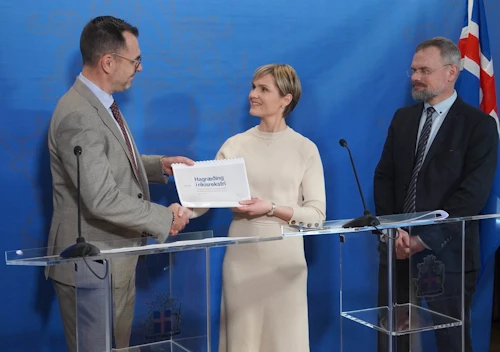 Björn Ingi Victorsson, formaður hagræðingarhópsins, afhendir Kristrúnu Frostadóttur forsætisráðherra og Daða Má Kristóferssyni, fjármála- og efnahagsráðherra, tillögurnar.