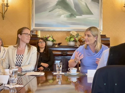 Lilja Dögg Alfreðsdóttir menningar- og viðskiptaráðherra og  Jeannette Menzies, sendiherra Kanada á Íslandi.