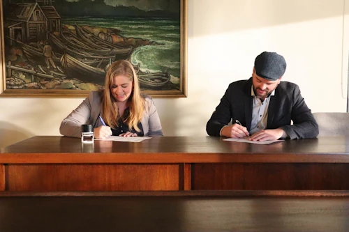 Rebekka Hilmarsdóttir og Ásmundur Einar Daðason við undirritun viljayfirlýsingarinnar.