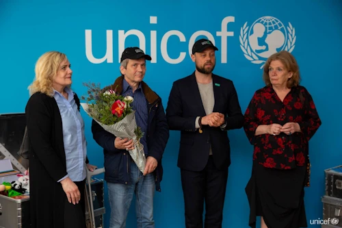 Á myndinni eru Ragný Guðjohnsen, formaður Fatímusjóðsins, Hrafn Jökulsson, Bergsteinn Jónsson, framkvæmdastjóri UNICEF á Íslandi, og Elísabet Jökulsdóttir. Ljósmynd: UNICEF