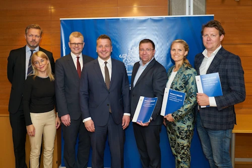Frá vinstri eru Auðunn Atlason sendiherra, Diljá Mist Einarsdóttir aðstoðarmaður utanríkis- og þróunarsamvinnuráðherra, Einar Gunnarsson sendiherra, Guðlaugur Þór Þórðarson, utanríkis- og þróunarsamvinnuráðherra, Pétur Óskarsson, framkvæmdastjóri Íslandsstofu, Ásta S. Fjeldsted, framkvæmdastjóri Viðskiptaráðs Íslands og Halldór Benjamín Þorbergsson, framkvæmdastjóri Samtaka atvinnulífsins.
