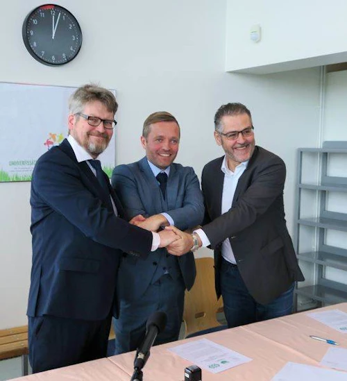 Samningurinn handsalaður.