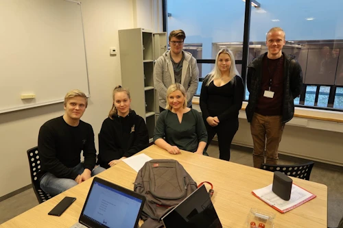 Ráðherra ásamt stjórn Nemendafélags FÁ