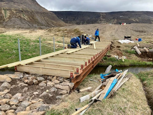 Brú í byggingu yfir Staðará á Hornströndum.